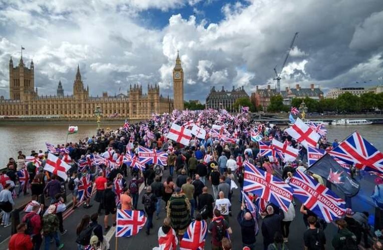 A brit miniszterelnök nem engedi az angol zászlót