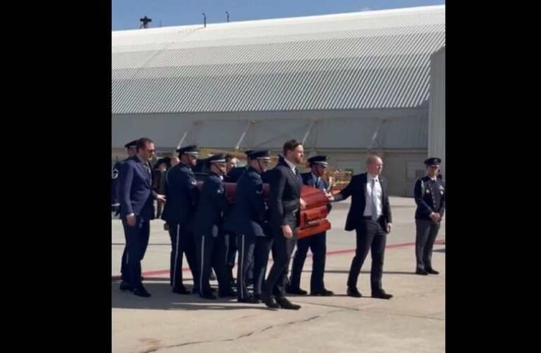JD Vance kísérte Charlie Kirk koporsóját az alelnöki különgéphez (videó)