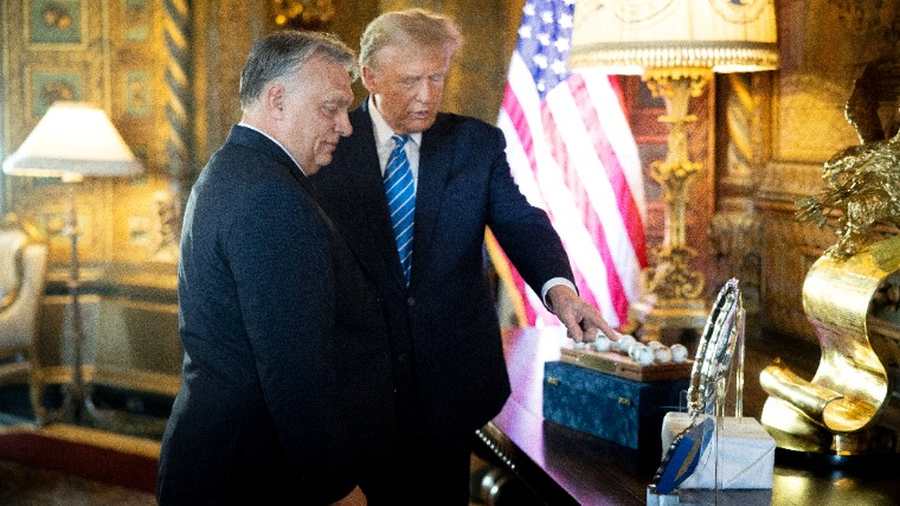 Kiemelt kép: A Miniszterelnöki Sajtóiroda által közreadott képen Orbán Viktor kormányfő (b) és Donald Trump korábbi amerikai elnök, republikánus elnökjelölt tárgyalásuk előtt Trump floridai rezidenciáján, Mar-a-Lagóban 2024. március 8-án. (Fotó: MTI/Miniszterelnöki Sajtóiroda/Fischer Zoltán)