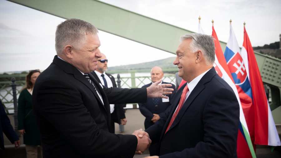 Kiemelt kép: a Miniszterelnöki Kommunikációs Főosztály által közreadott képen Orbán Viktor miniszterelnök (j) és Robert Fico szlovák kormányfő kezet fog az Esztergomot és Párkányt összekötő Mária Valéria hídon az átadása 130. évfordulóján rendezett ünnepségen 2025. szeptember 28-án. MTI/Miniszterelnöki Kommunikációs Főosztály/Benko Vivien Cher.