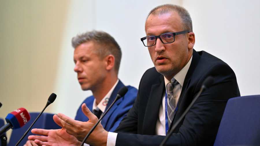 Kiemelt kép: Magyar Péter, a Tisza Párt elnöke és EP-képviselője és Tarr Zoltán, a párt EP-delegációjának vezetője sajtótájékoztatót tart Strasbourgban a júniusi választások eredményeképpen létrejövő Európai Parlament (EP) alakuló ülésének napján, 2024. július 16-án (Fotó: MTI/Purger Tamás)