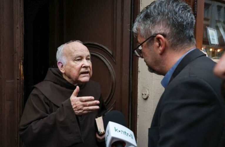 Elképesztő arcátlanság – az „ateisták” szervezete feljelentette a ferenceseket, mert zavarták Hadházy tüntető csőcselékét – harangoztak