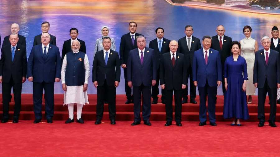 Kiemelt kép: Csoportkép a Sanghaji Együttműködési Szervezet (SCO) kétnapos csúcstalálkozójának résztvevőirõl az észak-kínai Tiencsin kikötővárosban 2025. augusztus 31-én. A kép szereplői balról jobbra: Recep Tayyip Erdogan török elnök, Aljakszandr Lukasenka fehérorosz elnök, Narendra Modi indiai miniszterelnök, Szadir Japarov kirgiz elnök, Emomali Rahmon tádzsik elnök, Vlagyimir Putyin orosz elnök, Hszi Csin-ping kínai elnök és felesége, Peng Li-jüan, valamint Kaszim-Zsomart Tokajev kazah elnök (Fotó: MTI/EPA/Szputnyik pool/Alekszanrd Kazakov)