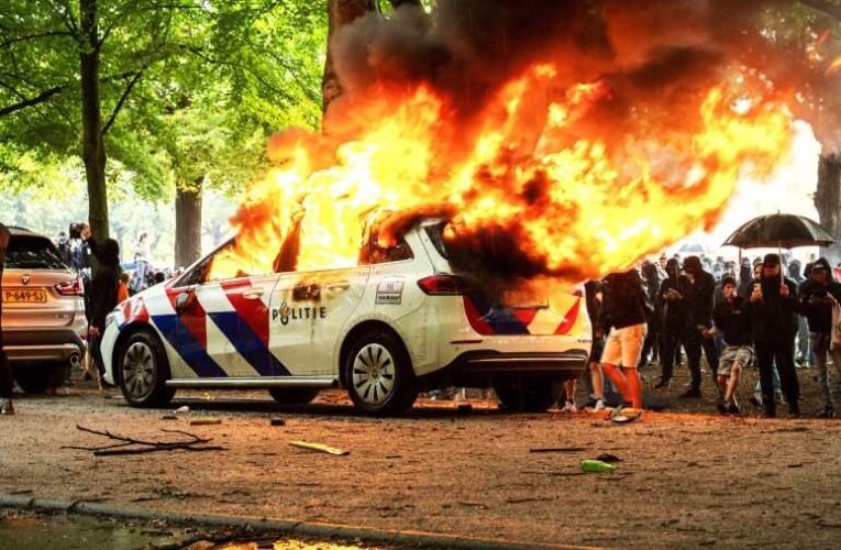 Káosz Hollandiában: migrációellenes tüntetők csaptak össze a rendőrökkel (videó)