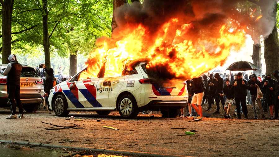 Kiemelt kép: A holland migrációs politika ellen, a bevándorlás korlátozását követelő tüntetők felgyújtott rendőrautó mellett Hágában 2025. szeptember 20-án (Fotó: MTI/EPA/ANP/Josh Walet)