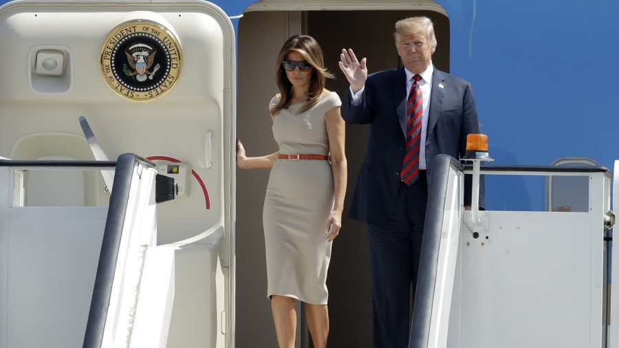Donald Trump amerikai elnök a felesége, Melania Trump társaságában London Stanstedi repülőteréren 2018. július 12-én (AP/Matt Dunham)