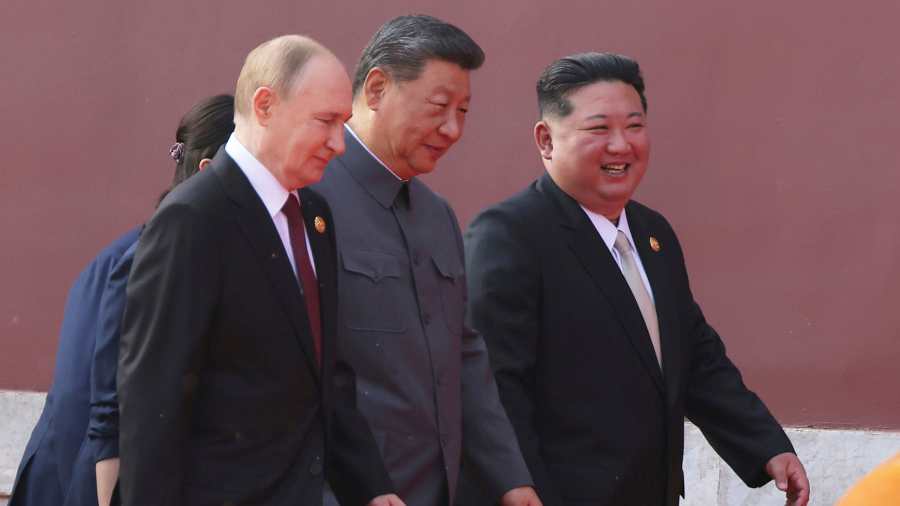 Kiemelt kép: Az észak-koreai kormány felvételén Kim Dzsongün észak-koreai vezető, a Koreai Munkapárt főtitkára, a Nemzetvédelmi Bizottság első elnöke (j) Hszi Csin-ping kínai elnök (k) és Vlagyimir Putyin orosz elnök (j3) társaságában érkezik a kínai-japán háború befejezése és a második világháború ázsiai lezárásának 80. évfordulója alkalmából rendezett katonai díszszemlére Pekingben 2025. szeptember 3-án. (Fotó: MTI/AP/KCNA/Észak-koreai kormány)