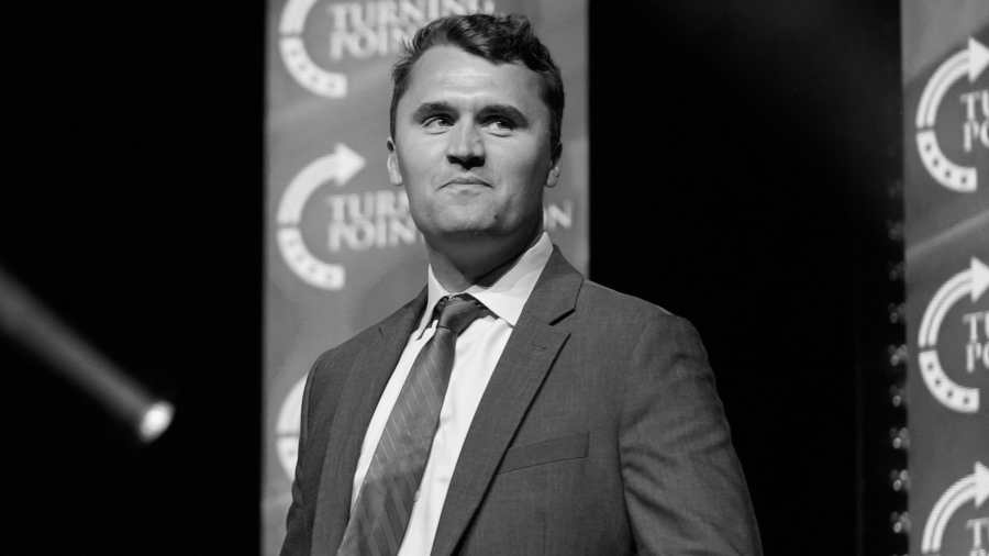 Kiemelt kép: 2024. október 24-én készült kép Charlie Kirk konzervatív aktivistáról, a Turning Point USA társalapítójáról Donald Trump volt amerikai elnök, republikánus párti elnökjelölt kampánygyűlése előtt Las Vegasban. 2025. szeptember 10-én a 31 éves Charlie Kirk-ot lövés érte a nyakán a Utah Valley Egyetem rendezvényén Orem városában. Charlie Kirk a kórházban belehalt sérülésébe. (Fotó: MTI/AP/Alex Brandon)