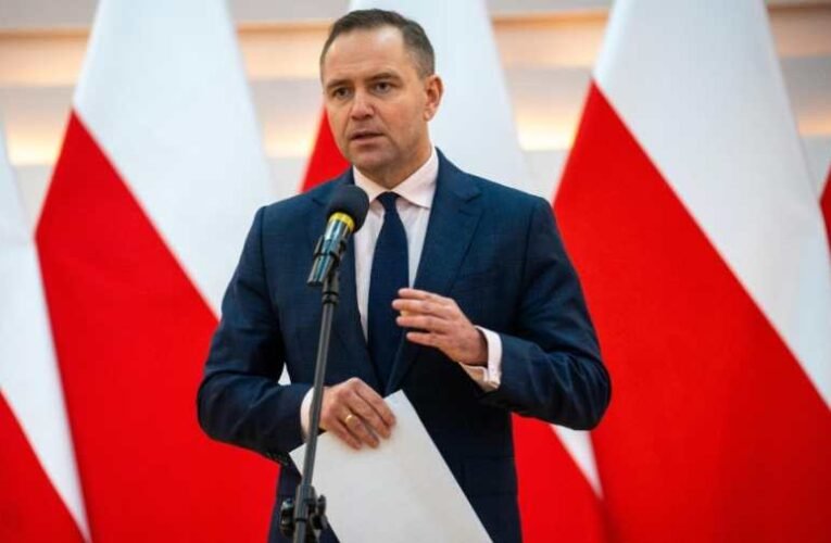 A lengyel államfő kidobatja irodájából az EU zászlaját