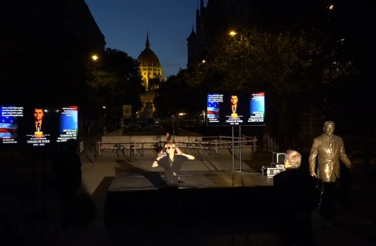 „Halál az összes nácira” kiáltással zavarta meg a Charlie Kirk megemlékezést egy antifa szimpatizáns leányzó (videó)