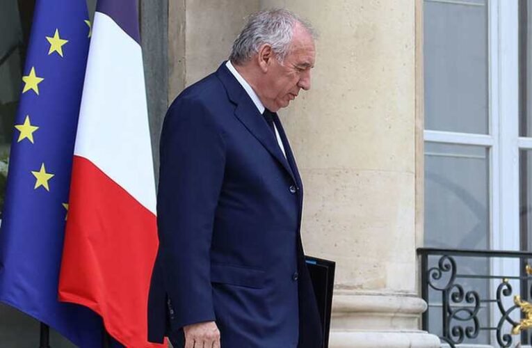 Megbukott a francia kormány – Macronnak két választása maradt