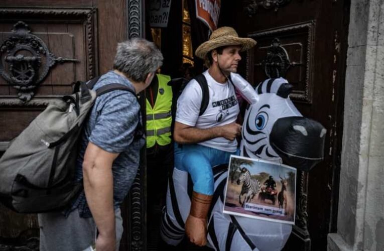 Idős szerzetesre rontottak Hadházyék, mert szólt a miseharang a tüntetésükön – még a templomba is behatoltak