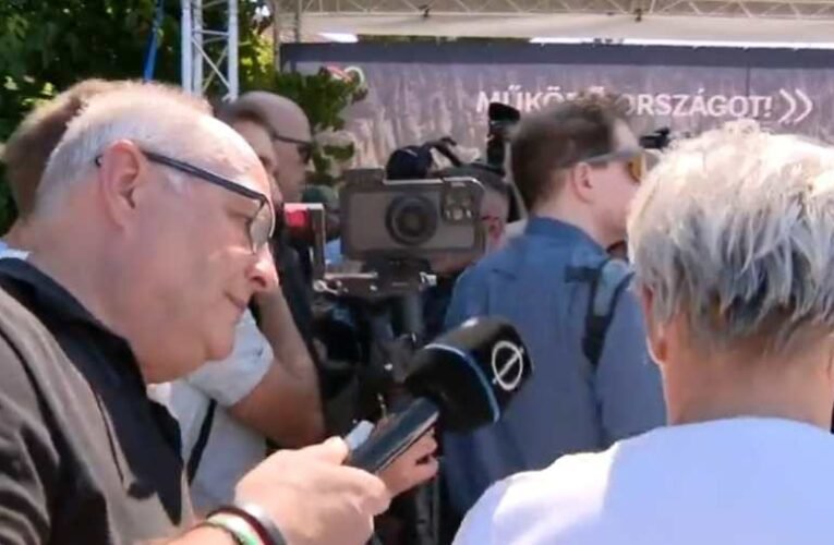 Császár Attila: Folyamatosan inzultálták, akasztással fenyegették az M1 stábját a Tisza-aktivisták Kötcsén