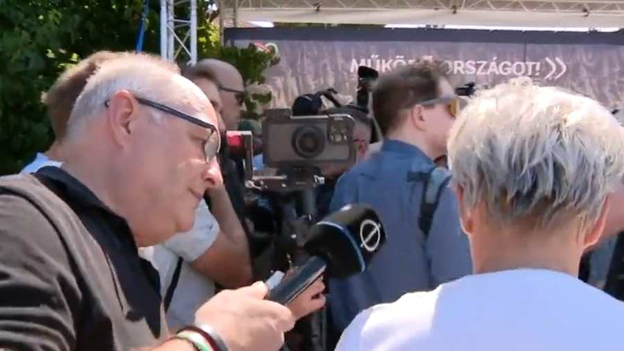 Kiemelt képen: Császár Attila próbálja a munkáját végezni Kötcsén / Fotó: screenshot