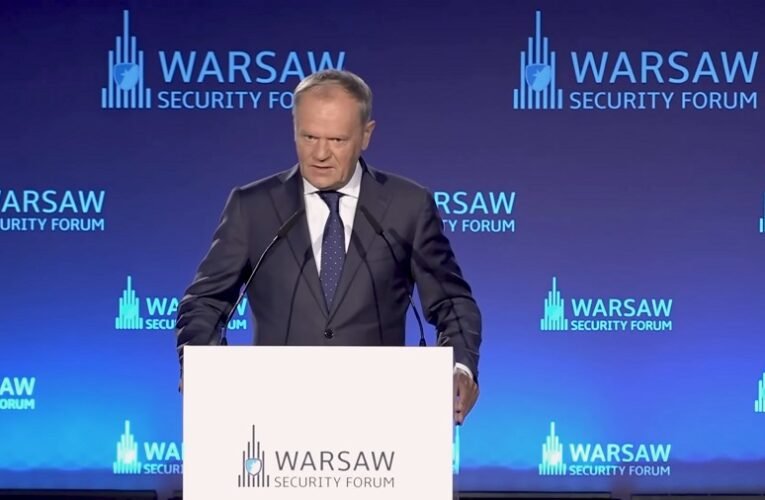 Tusk reagált Zelenszkij felszólítására: „Ez a mi háborúnk”