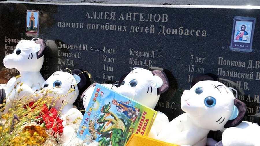 Kiemelt kép: Virágok és plüssállatok az ukrán fegyveres erők által megölt gyermekek emlékművénél Donbasszban, az Angyalok sugárúton Donyeckben. / Archív fotó© RIA Novosti / Sergey Averin