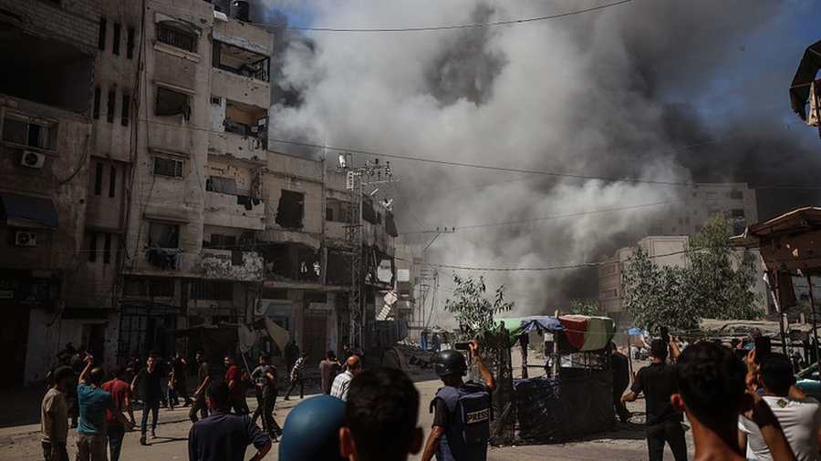 Kiemelt képen: Palesztinok figyelik, ahogy az Al-Ghafri torony a sűrű füstben összeomlik egy izraeli csapás során Gáza város Rimal negyedében, 2025. szeptember 15-én. © Getty Images / Majdi Fathi/NurPhoto