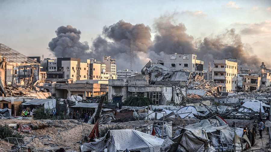 Kiemelt képen: Füst gomolyog, miután izraeli légicsapások több épületet is elpusztítottak Gáza városban, 2025. szeptember 14. © Getty Images / Ali Jadallah