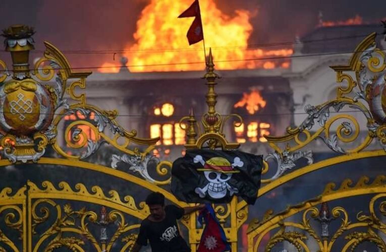 Nepálban betiltották a közösségi médiát, a feldühödött tömeg erre felgyújtotta kormányzati központot