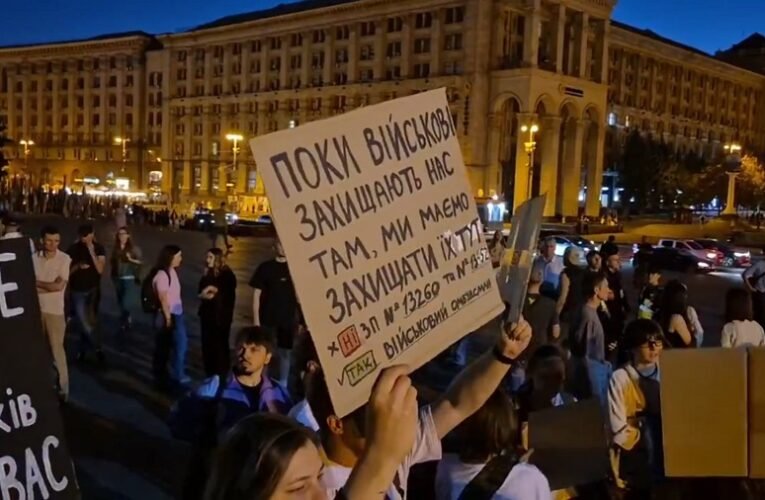Több ezren tüntettek Kijevben Zelenszkij és a bestiális kényszersorozás ellen