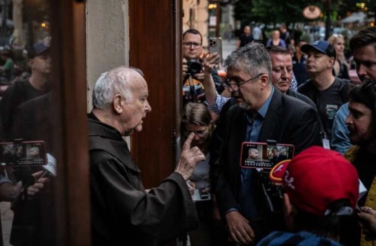 Papra támadtak Hadházy követői, a rendőrség több személyt is elszámoltatott