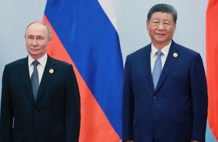 Hármas találkozó Pekingben – Putyin, Hszi és Hurelsukh kézfogása