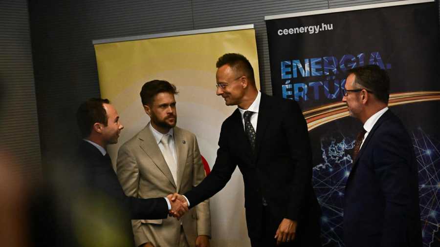 Kiemelt képen: Szijjártó Péter a Shell vezetőivel / Fotó: facebook