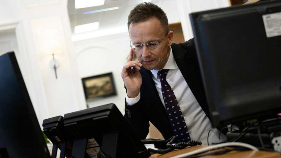 Kiemelt képen: Szijjártó Péter az irodájában / Fotó: facebook