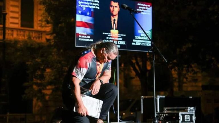 Kiemelt kép: Szilágyi Ákos szervezõ a szeptember 10-én meggyilkolt Charlie Kirk amerikai konzervatív aktivista arizonai gyászszertartásával egy idõben tartott budapesti megemlékezésen a Ronald Reagan-szobornál 2025. szeptember 21-én. (Fotó: MTI/Koszticsák Szilárd)