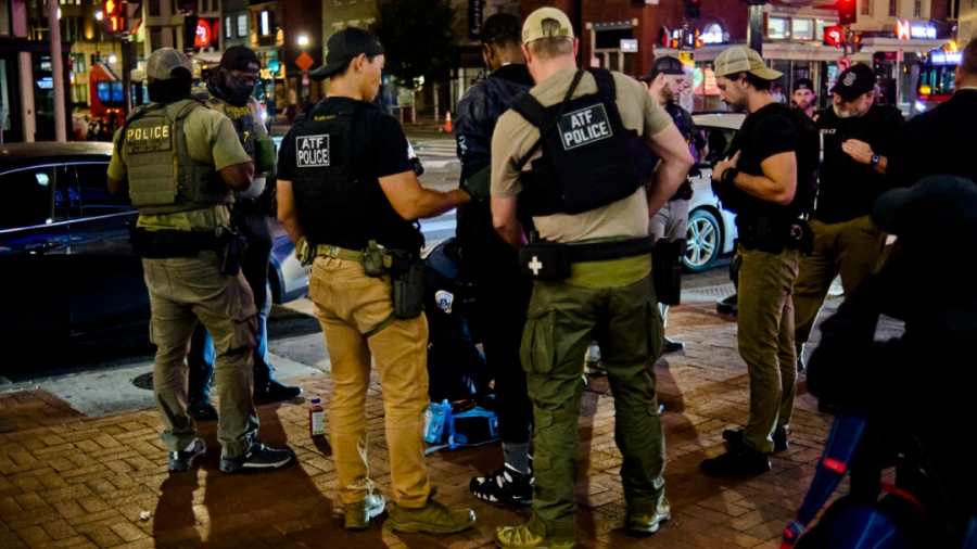 Kiemelt képen: Szövetségi ügynökök őrizetbe vesznek egy férfit egy washingtoni metróállomáson 2025. szeptember 3-án. / Fotó: Dominic Gwinn/Middle East Images via AFP via Getty Images