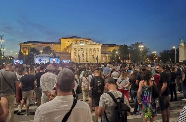 Tüntetést tartottak a szélsőbalos globalisták a Hősök terén tegnap este – trágárság, nemzetünk elleni uszítás jellemezte őket