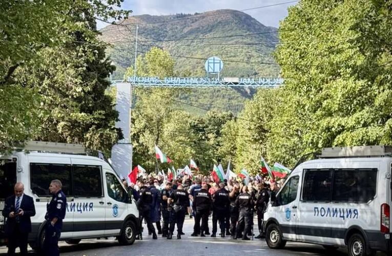 Megtámadták Ursula von der Leyent, és „náci bűnözőnek” nevezték a tüntetők