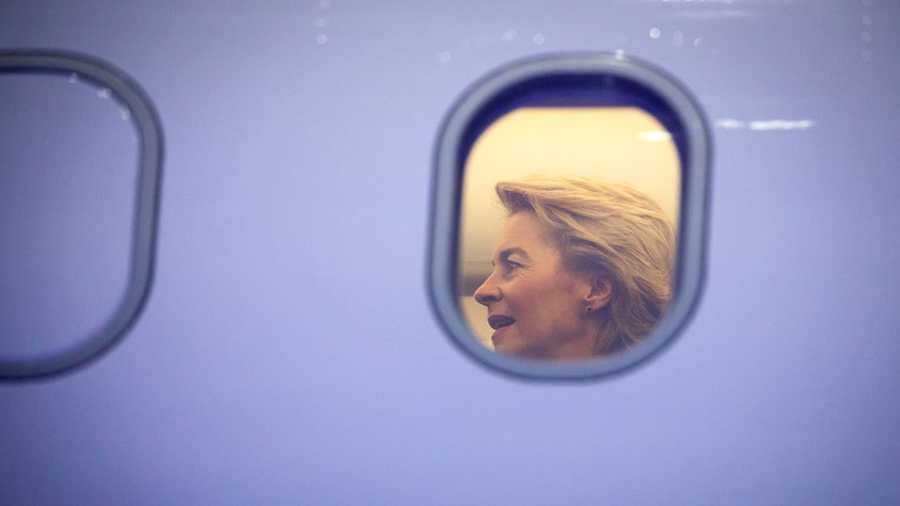 Kiemelt képen: Ursula von der Leyen, akkori német védelmi miniszter egy A319-es katonai repülőgépet vizsgál Hamburgban 2019-ben. © Christian Charisius / picture alliance / Getty Images