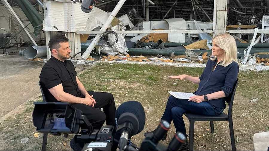 Kiemelt képen: Vlagyimir Zelenszkij illegitim ukrán elnök Martha Raddatzcal, az ABC News újságírójával beszélget. / Fotó: ABC News