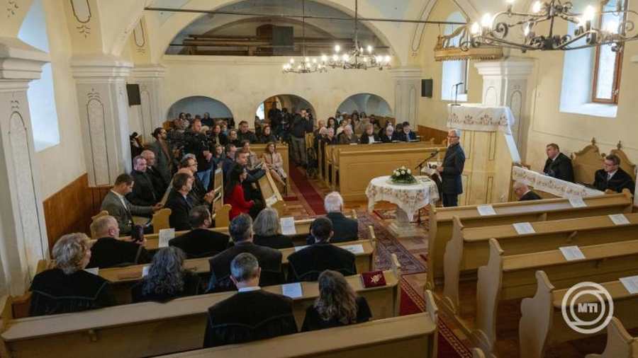 Szerencs, 2025. október 12. Soltész Miklós, a Miniszterelnökség egyházi és nemzetiségi kapcsolatokért felelős államtitkára beszédet mond a Szerencshez tartozó ondi városrész külsőleg felújított református templomában tartott hálaadó istentiszteleten 2025. október 12-én. MTI/Erdős József