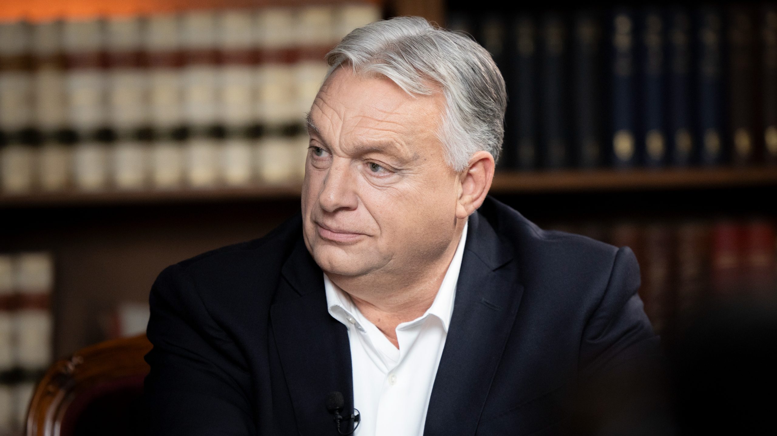 Kiemelt kép: A Miniszterelnöki Kommunikációs Fõosztály által közreadott képen Orbán Viktor miniszterelnök interjút ad a Mandinernek a Karmelita kolostorban 2025. október 15-én – MTI/Miniszterelnöki Kommunikációs Fõosztály/Fischer Zoltán