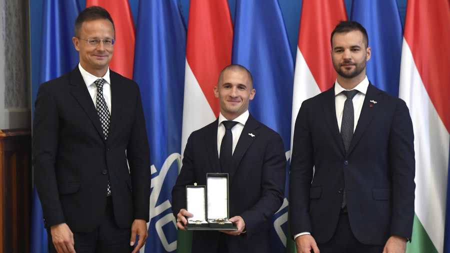 A kiemelt kép: Cserényi Gyula tartalékos kutatóűrhajós (k), miután átvette a Magyar Érdemrend parancsnoki kereszt a csillaggal kitüntetést Szijjártó Péter külgazdasági és külügyminisztertől (b) és Kapu Tibor kutatóűrhajóstól a HUNOR Magyar űrhajós Programban résztvevő szakemberek állami kitüntetésének átadó ünnepségén a Külgazdasági és Külügyminisztériumban 2025. augusztus 21-én.MTI/Soós Lajos