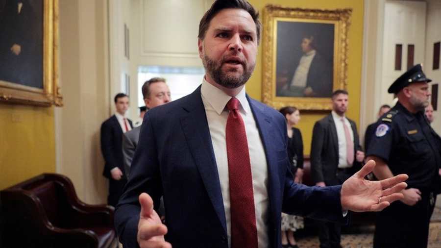 Kiemelt képen: J. D. Vance, az Egyesült Államok alelnöke újságírókkal beszélget az amerikai Capitoliumban, 2025. október 28-án, Washingtonban. © Chip Somodevilla / Getty Images