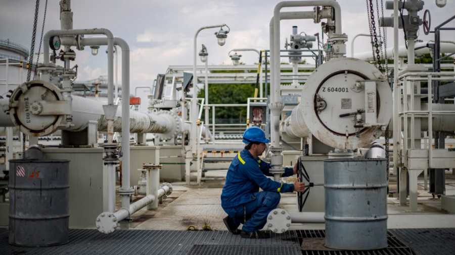 Kiemelt kép: Az orosz kőolajat szállító Barátság csővezeték fogadóállomása (Fotó: MTI/EPA/Martin Divisek)