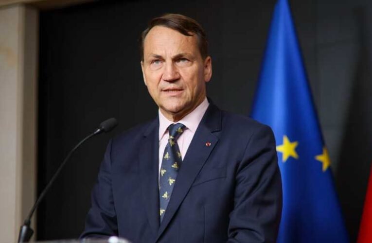 Megfenyegette Putyint a lengyel külügyminiszter a Nemzetközi Büntetőbírósággal