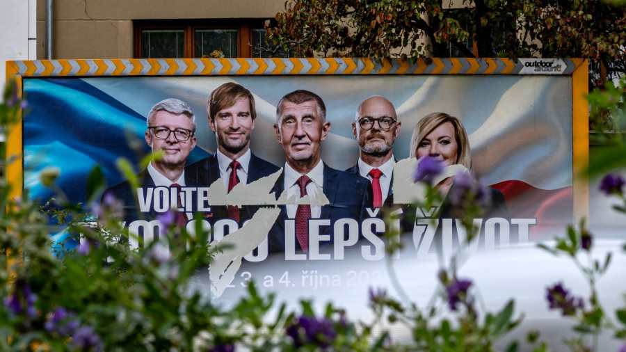 Kiemelt kép: Andrej Babis korábbi miniszterelnököt, a cseh ellenzéki Elégedetlen Polgárok Akciója (ANO) mozgalom vezetőjét (k) ábrázoló kampányplakát Prágában 2025. október 2-án. A parlamenti választásokat október 3-án és 4-én tartják Csehországban (Fotó: MTI/EPA/Martin Divisek)