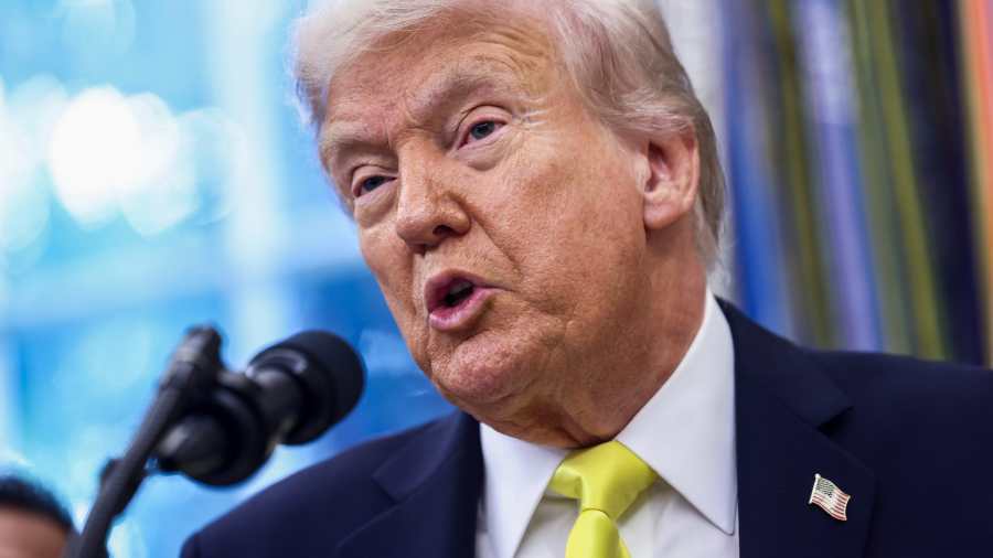 Kiemelt kép: Donald Trump amerikai elnök az erőszakos bűncselekmények elleni, Operation Summer Heat fedőnevű, három hónapos országos hadjárat eredményeiről a washingtoni Fehér Ház Ovális irodájában tartott sajtóértekezleten 2025. október 15-én (Fotó: MTI/EPA/Jim Lo Scalzo)