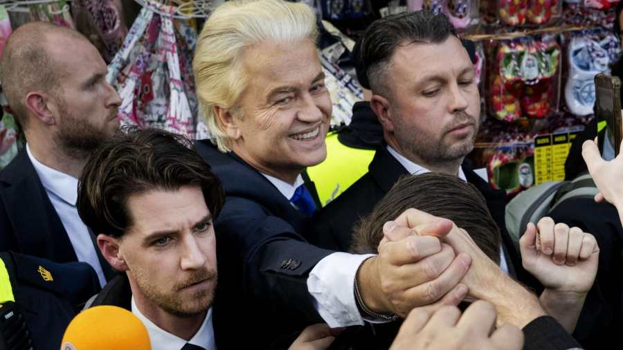Kiemelt kép: Geert Wilders, a radikális jobboldali Szabadságpárt (PVV) vezetője (k) köszönti a támogatóit (Fotó: MTI/EPA/ANP/Olaf Kraak)