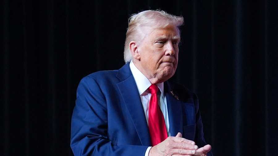 Kiemelt kép: Donald Trump amerikai elnök lemegy a színpadról, miután beszédet mondott az Egyesült Államok katonai vezetésének tanácskozásán a tengerészgyalogság virginiai támaszpontján, Quanticóban 2025. szeptember 30-án (Fotó: MTI/AP/Evan Vucci)