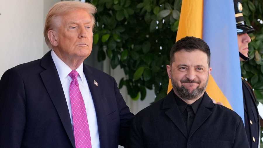 Donald Trump amerikai elnök (b) fogadja Volodimir Zelenszkij ukrán államfõt a washingtoni Fehér Házban 2025. október 17-én. / Fotó: MTI/AP/Alex Brandon