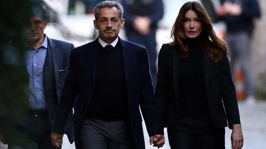 Kiemelt képen: Nicolas Sarkozy egykori francia elnököt felesége és fiai kísérik el börtönbe vonulásakor / NYT