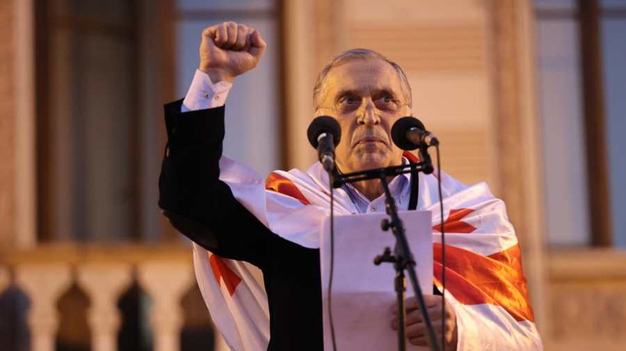 Kiemelt képen: Paata Burchuladze grúz operaénekes és tiltakozásszervező szónokol Tbilisziben, 2025. október 4-én egy nagygyűlésen. / Fotó: © Davit Kachkachishvili / Anadolu / Getty Images