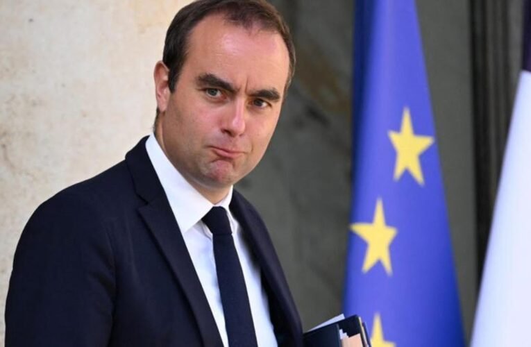 Macron ötödik miniszterelnöke kevesebb mint 12 óra után dobta be a törölközőt: lemondott Sébastien Lecornu