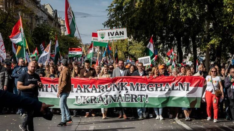 Kiemelt képen: Békemenet Budapesten 2025. október 23-án / Fotó: © Getty Images / Janos Kummer