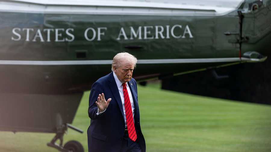 Kiemelt képen: Donald Trump amerikai elnök visszatér a Fehér Házba a Walter Reed Nemzeti Katonai Orvosi Központban tett látogatását követően, 2025. október 10-én Washingtonban. = © Anna Rose Layden/Getty Images